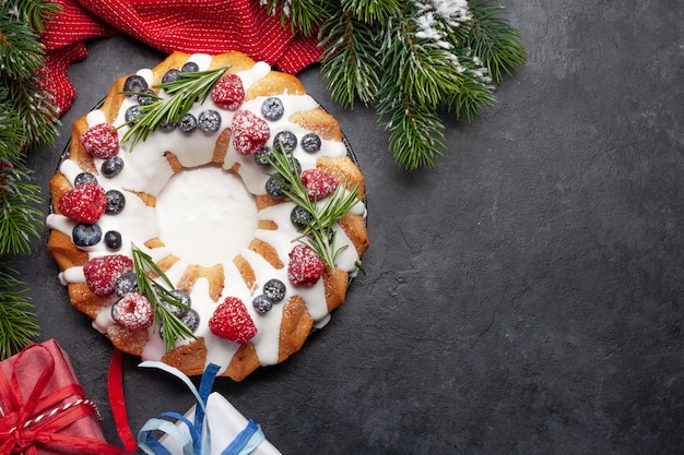 Weihnachtskuchen mit Beeren und Tanne