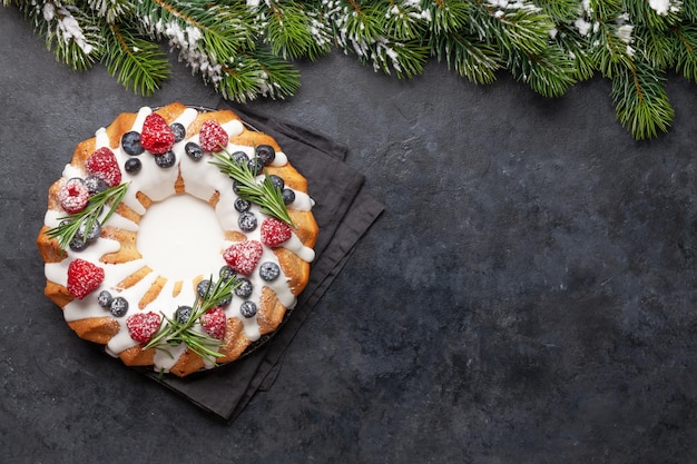 Weihnachtskuchen mit Beeren und Tanne