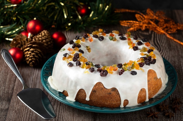 Weihnachtskuchen mit Fondant und kandierten Früchten.