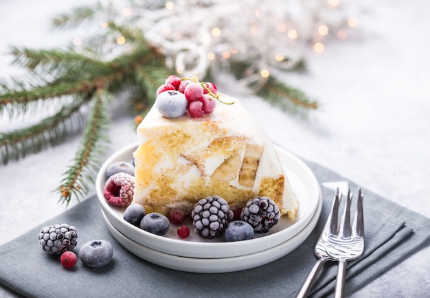 Weihnachtskuchen mit Moosbeeren und Weihnachtsdekorationen