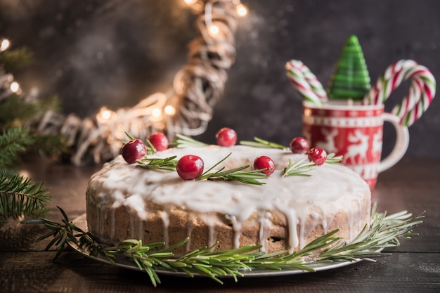 Weihnachtskuchen mit Preiselbeeren und Rosmarin,