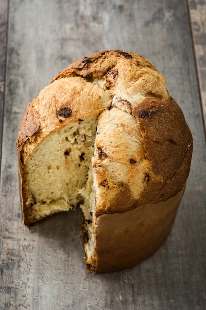 Weihnachtskuchen Panettone auf einem rustikalen Holz