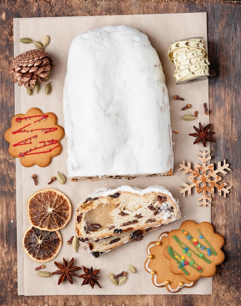 Foto weihnachtskuchen stollen draufsicht vertikal