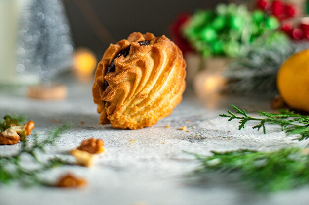 Foto weihnachtskuchen süßes gebäck keks keks hausgebackenes brötchen dessert festliche tischdekoration feiertage