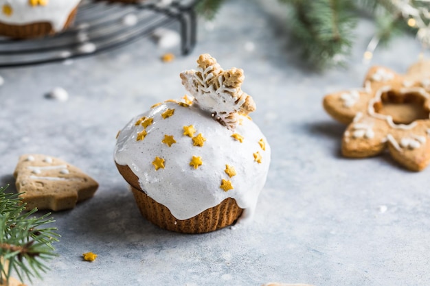 Weihnachtskuchen. Weihnachtsdessert mit Schokoladentropfen und Eibisch. Hölzerner Hintergrund mit Weihnachtsdekor und Tannenbaumasten.