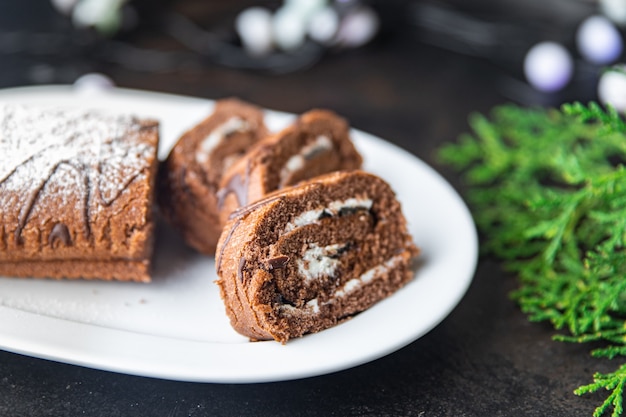 Weihnachtskuchenrolle schokoladenweiße Creme fertig zum Essen Snack auf dem Tisch kopieren Raum Essen