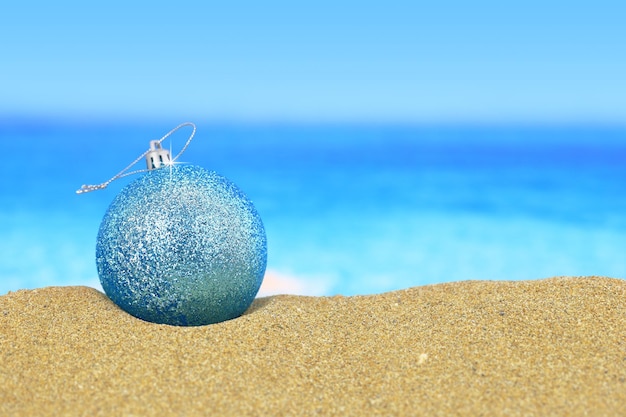 Weihnachtskugel am Sandstrand