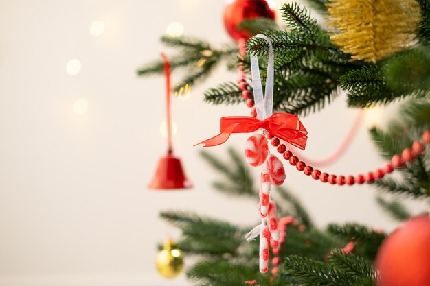 Weihnachtskugel am Weihnachtsbaum mit Lichterbokeh-Hintergrund