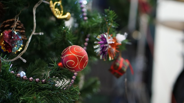 Weihnachtskugel auf dem Weihnachtsbaum