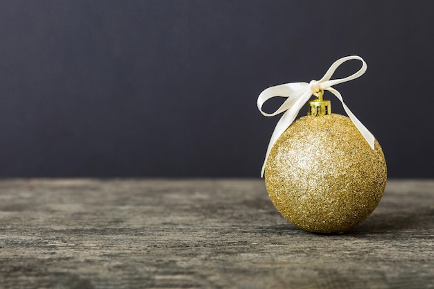 Weihnachtskugel auf farbigem Hintergrund Dekorationskugel mit Schleife mit Kopierraum