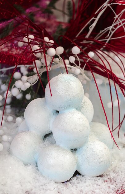 Weihnachtskugel auf schneebedeckter Oberfläche, dekoriert für Festival