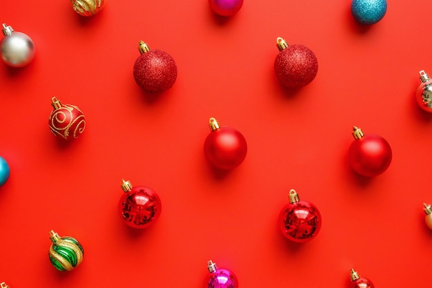 Weihnachtskugel Flittermuster minimal flatlay auf rotem Hintergrund Draufsicht