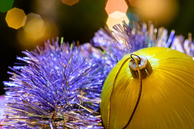 Foto weihnachtskugel mit girlande und bokeh lichter