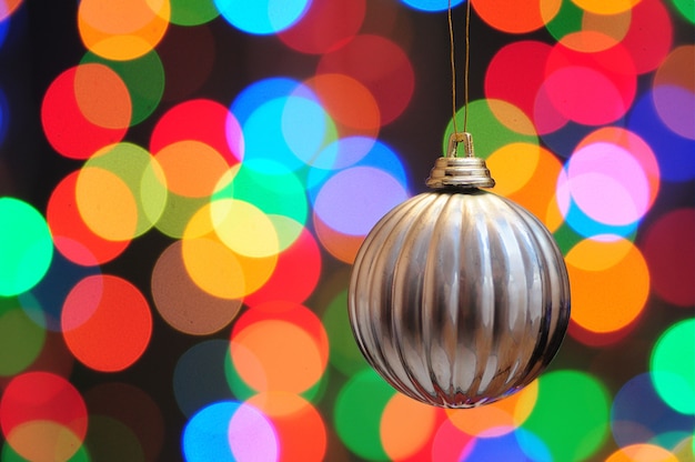 Foto weihnachtskugel oder ball mit bokeh-lichtern