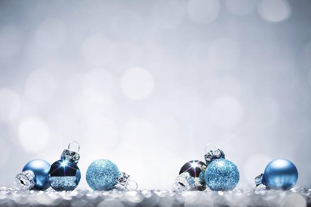Weihnachtskugeln auf silbernem Hintergrund