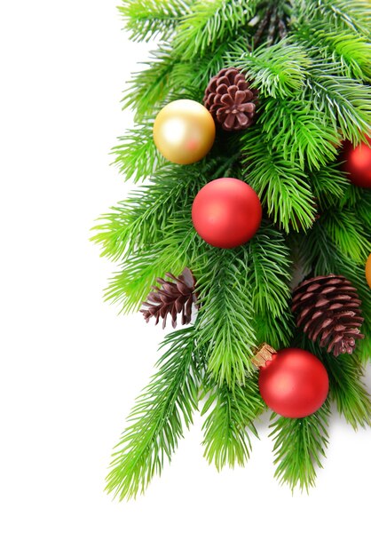 Weihnachtskugeln auf Tannenbaum, isoliert auf weißer Fläche