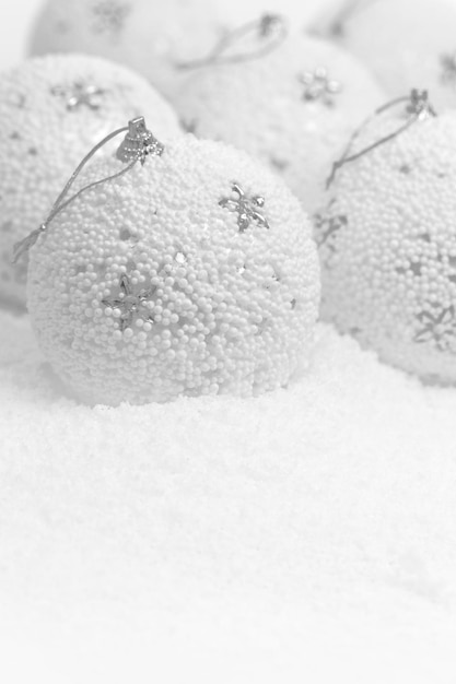 Weihnachtskugeln auf weißem schneebedecktem Hintergrund