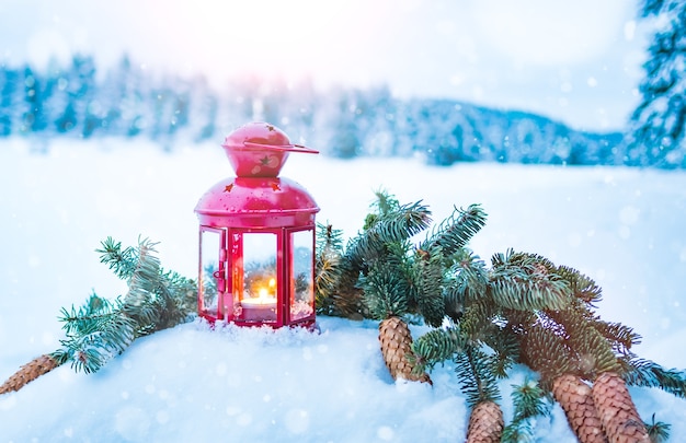 Weihnachtslaterne mit Tannenzweigen auf Schnee