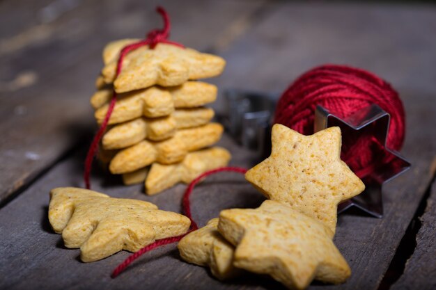 Weihnachtslebkuchen am hölzernen Hintergrund