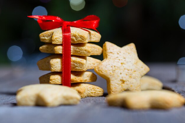 Weihnachtslebkuchen am hölzernen Hintergrund