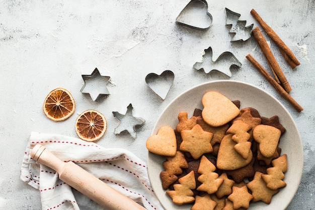 Weihnachtslebkuchen auf dem Tisch, Draufsicht