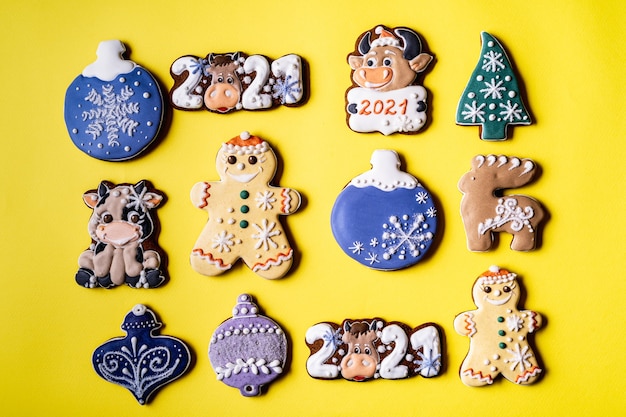 Weihnachtslebkuchen auf gelbem Hintergrund, flache Lage, Nahaufnahme.