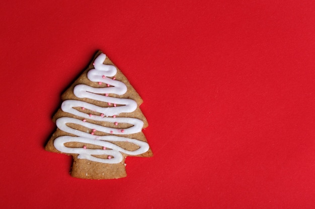 Weihnachtslebkuchen auf rotem Grund. Weihnachten