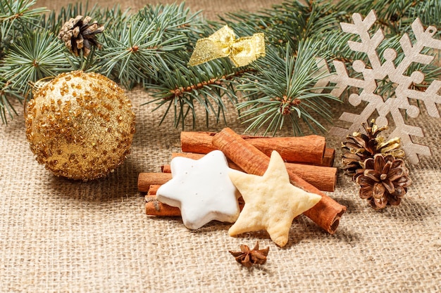 Weihnachtslebkuchen auf Sackleinen mit Zimt und Sternanis