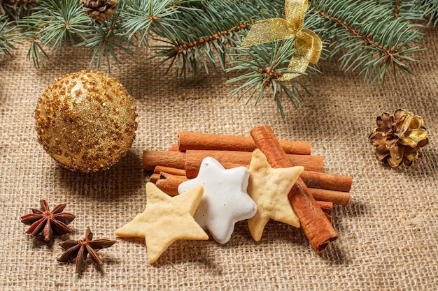 Weihnachtslebkuchen auf Sackleinen mit Zimt und Sternanis