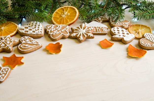 Weihnachtslebkuchen der verschiedenen Arten auf einem Schwarzweiss-hölzernen Hintergrund