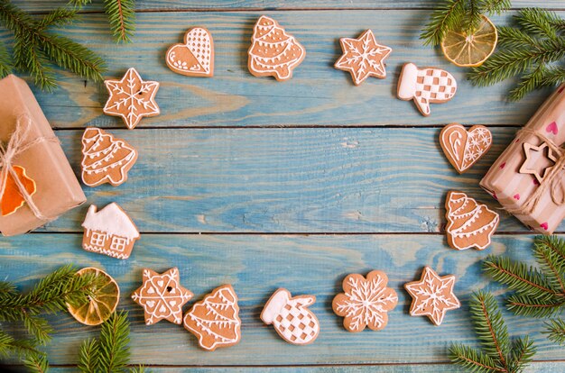 Weihnachtslebkuchen der verschiedenen Arten auf einem Schwarzweiss-hölzernen Hintergrund