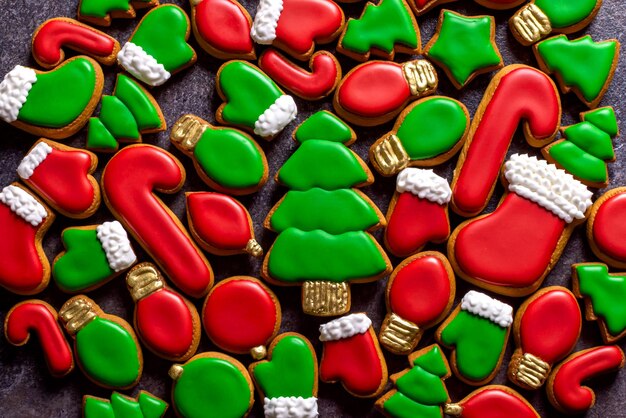 Weihnachtslebkuchen grüner und roter Weihnachtsbaumlutscher auf dunklem Hintergrund