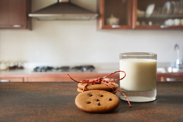 Weihnachtslebkuchen hausgemachte Kekse und Milch für den Weihnachtsmann in der Küche