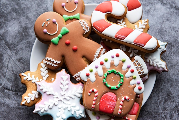 Weihnachtslebkuchen in der Teller- und Feiertagsdekoration