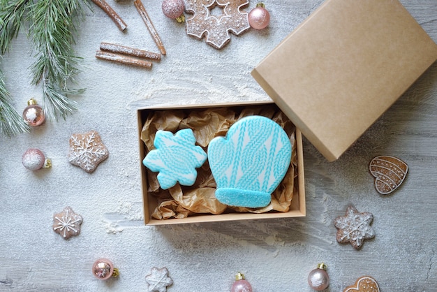 Weihnachtslebkuchen in Glasur in Form, verpackt in einer Bastelbox für die Lieferung nach Hause. Konzept für die Lebensmittellieferung des neuen Jahres.