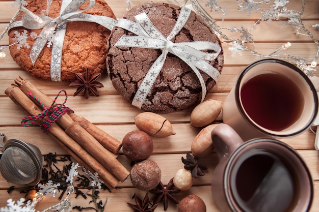 Weihnachtslebkuchen mit Gewürzen, Macadamianüssen und zwei Kaffee