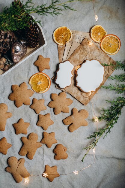 Weihnachtslebkuchen mit weißer Zuckerglasur zum Malen, hausgemachtes Backen