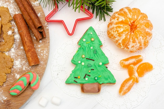 Weihnachtslebkuchen-Tannenbaum liegen Draufsicht