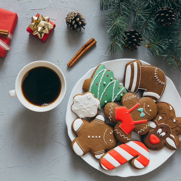 Weihnachtslebkuchen und ein Tasse Kaffee auf einem grauen Hintergrund.