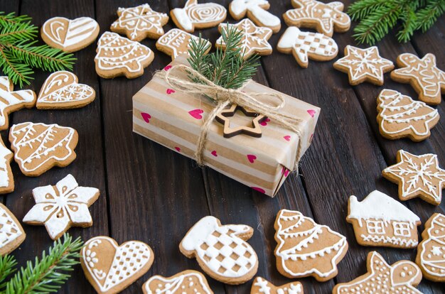 Weihnachtslebkuchen verschiedener Art auf einem Schwarzweiss-Holztisch