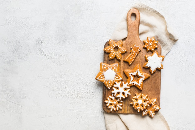 Weihnachtslebkuchenhintergrundplätzchen auf weißem Textur-Frohes neues Jahr-Feiertagskonzept, Kopienraum