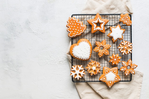 Weihnachtslebkuchenhintergrundplätzchen auf weißem Textur-Frohes neues Jahr-Feiertagskonzept, Kopienraum