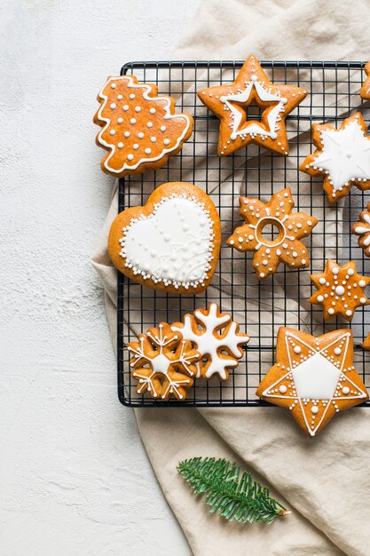 Weihnachtslebkuchenhintergrundplätzchen mit Tanne, Kiefer, auf weißer Beschaffenheit frohes neues Jahr-Feiertagskonzept, Kopienraum