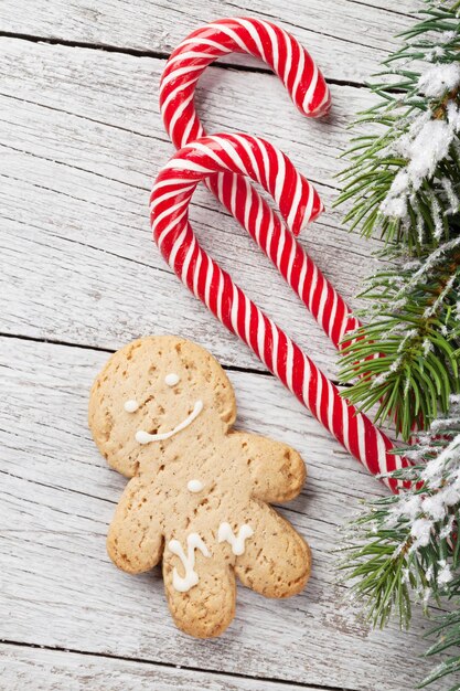 Weihnachtslebkuchenmann-Zuckerstangen und Tannenbaum