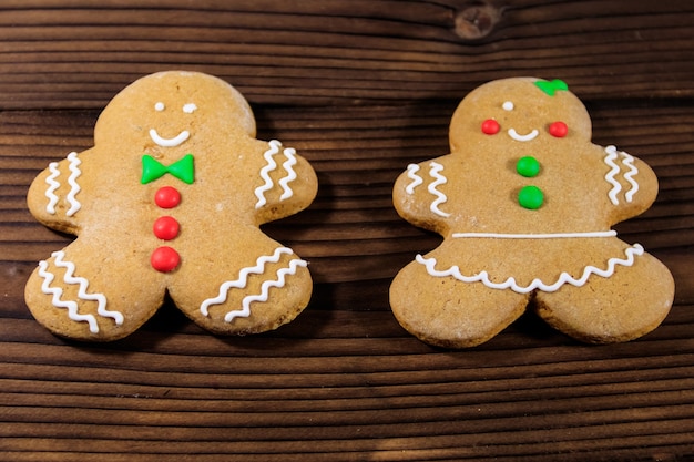 Weihnachtslebkuchenpaarplätzchen auf Holztisch