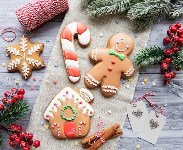 Weihnachtslebkuchenplätzchen auf dunklem Hintergrund. Hausgemachte leckere Weihnachtslebkuchen