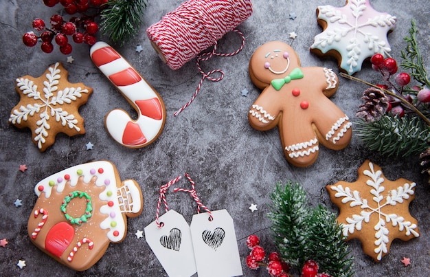 Weihnachtslebkuchenplätzchen auf dunklem Hintergrund. Hausgemachte leckere Weihnachtslebkuchen