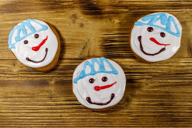 Weihnachtslebkuchenplätzchen auf einem hölzernen Hintergrund. Ansicht von oben