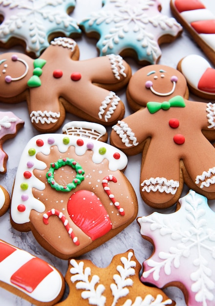 Weihnachtslebkuchenplätzchen auf einem weißen Marmorhintergrund. Hausgemachte leckere Weihnachtslebkuchen