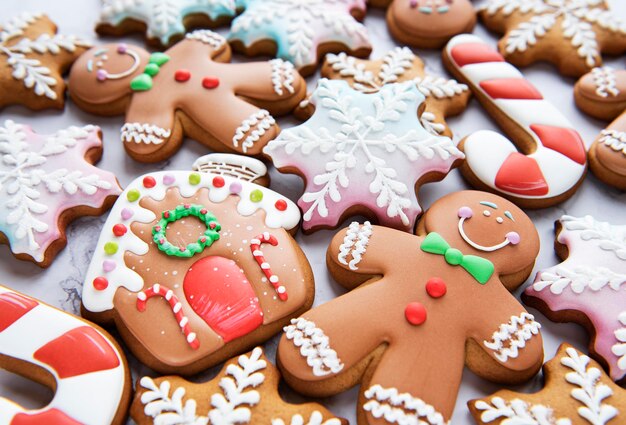 Weihnachtslebkuchenplätzchen auf einem weißen Marmorhintergrund. Hausgemachter leckerer Weihnachtslebkuchen